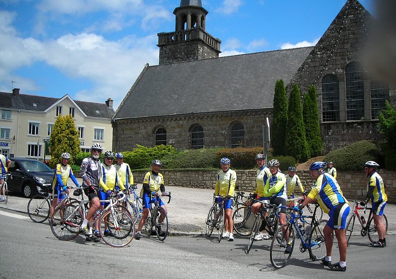 2011-06-16 50 St Tugdual - On se rechauffe apres une bonne averse.JPG